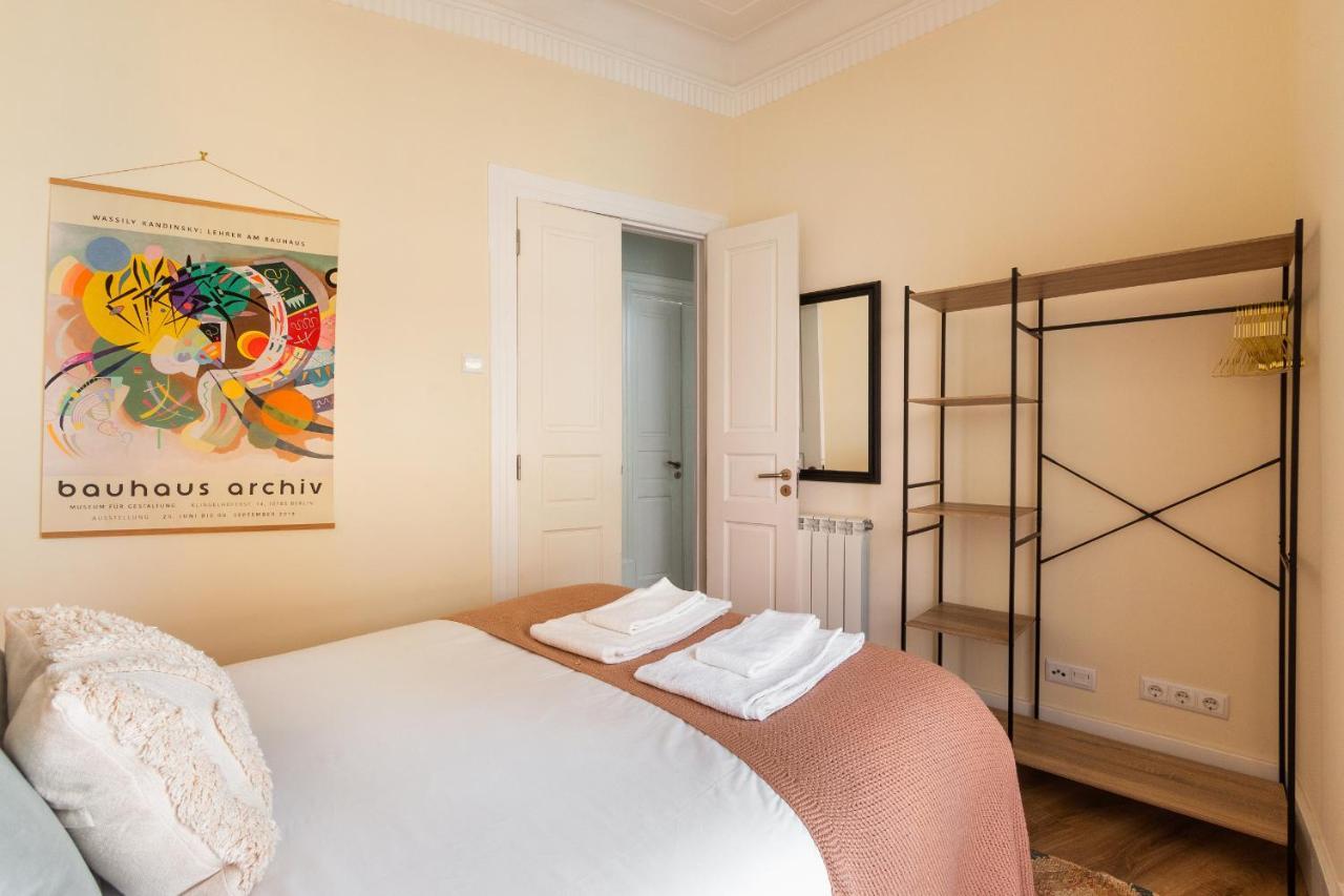 Bright Center, 10m From Subway, 6 Rooms, Up To 20 Ppl Holiday home Lisbon