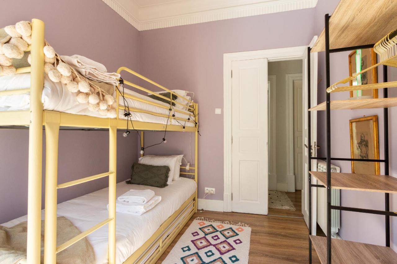 Bright Center, 10m From Subway, 6 Rooms, Up To 20 Ppl * Lisbon