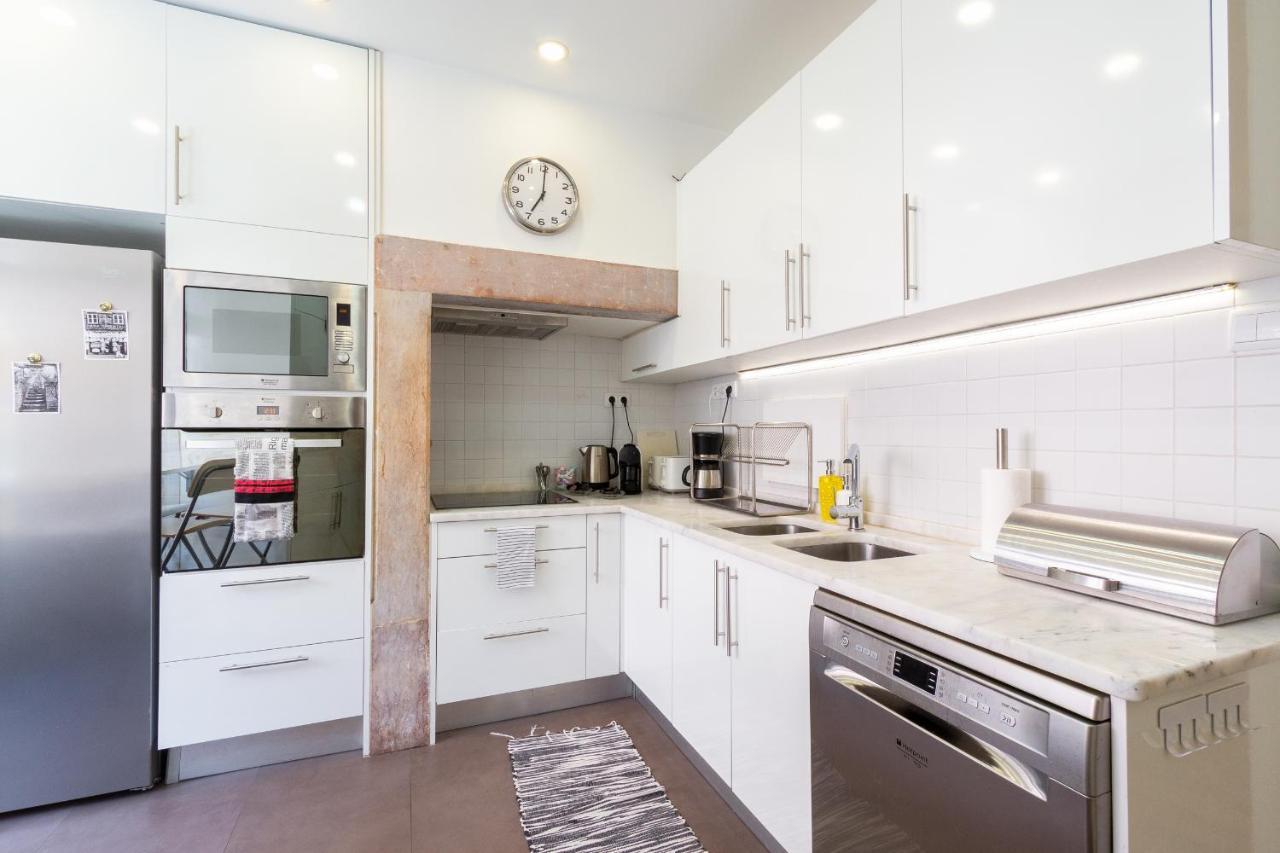 Bright Center, 10m From Subway, 6 Rooms, Up To 20 Ppl Lisbon