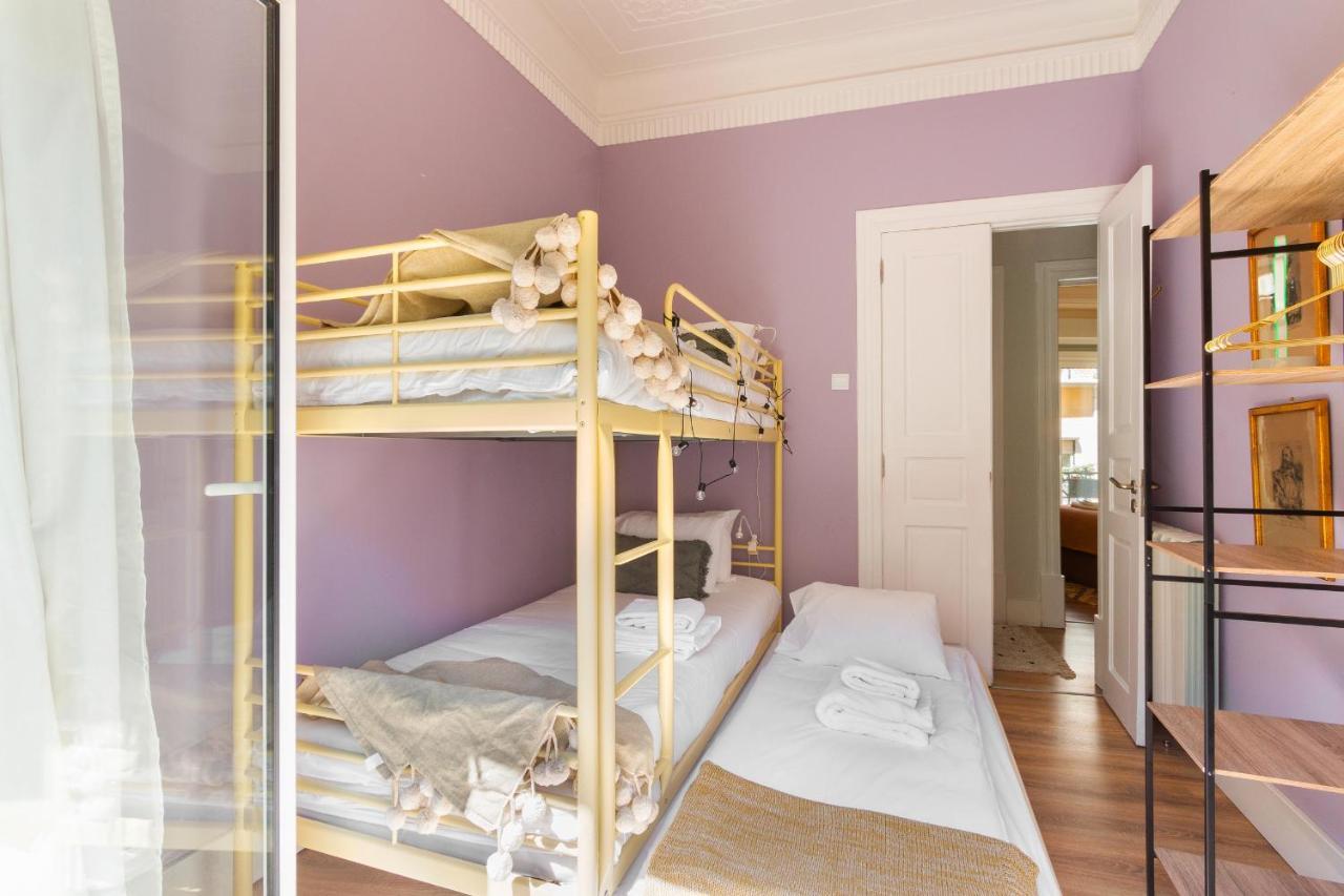 Bright Center, 10m From Subway, 6 Rooms, Up To 20 Ppl Holiday home Lisbon
