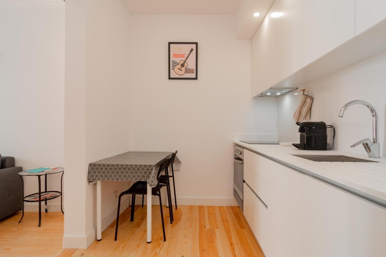 Charming Santos W/ Patio By Lovelystay Lisbon