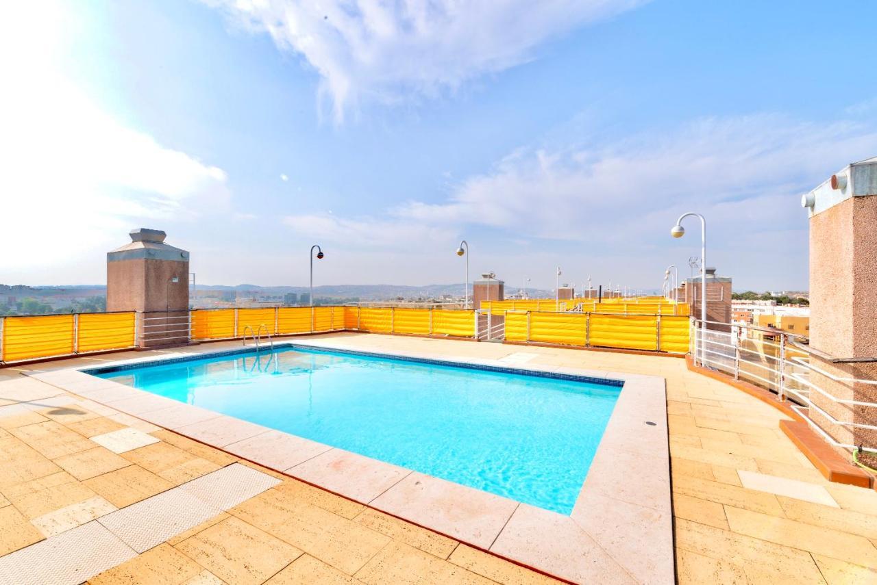 Swimming Pool With Private Parking Apartment Lisbon