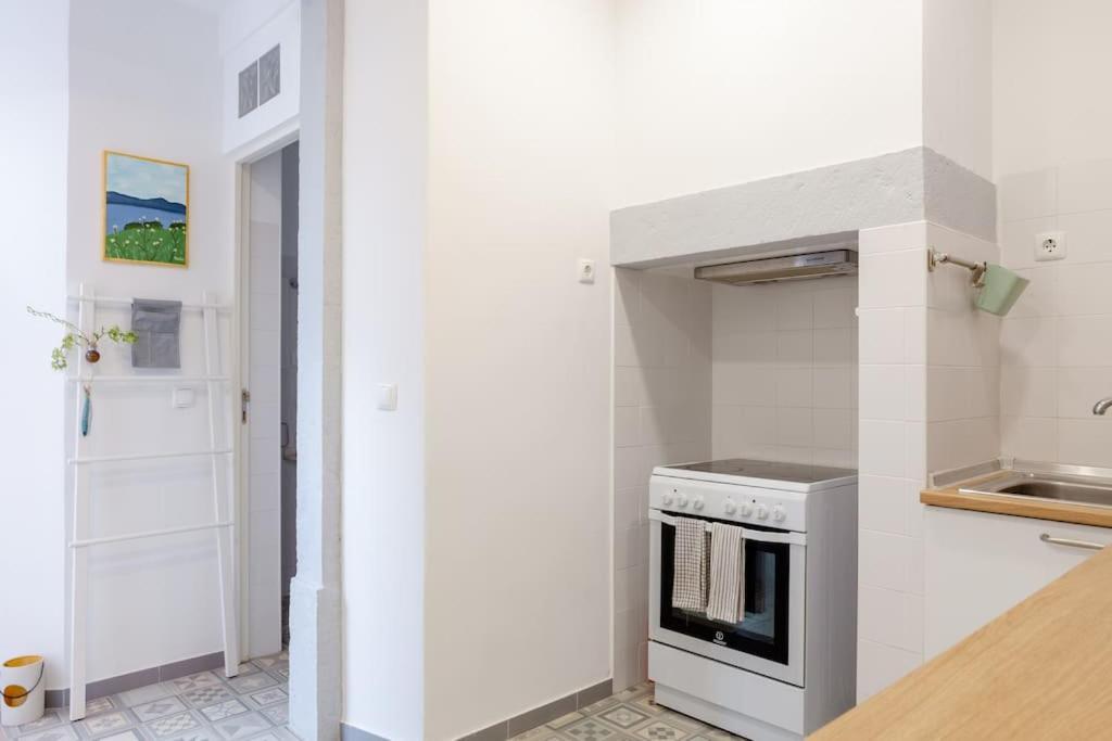 Two Bedroom Cozy Flat By River In Quiet Art Zone *