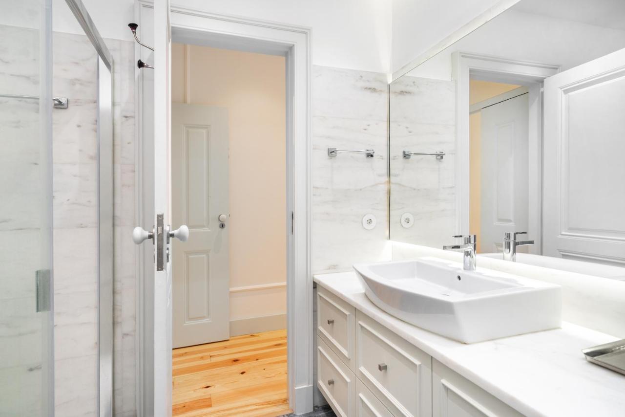 Apartment Whome Luxury In Prime Location W/ Ac, Lift & Private Patio Lisbon