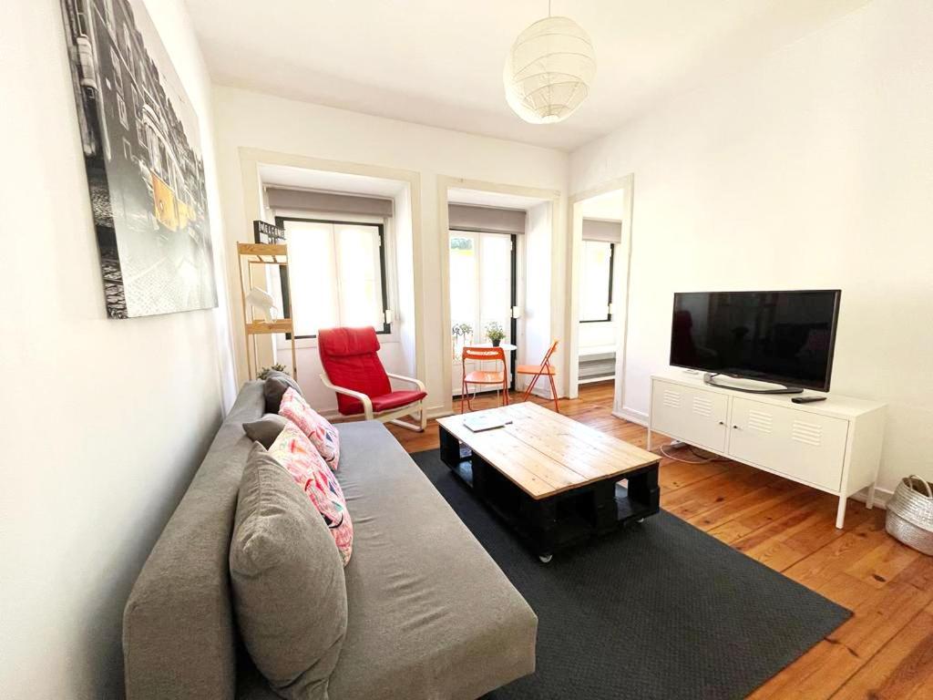 Apartment Tram House @ Lx Factory! *
