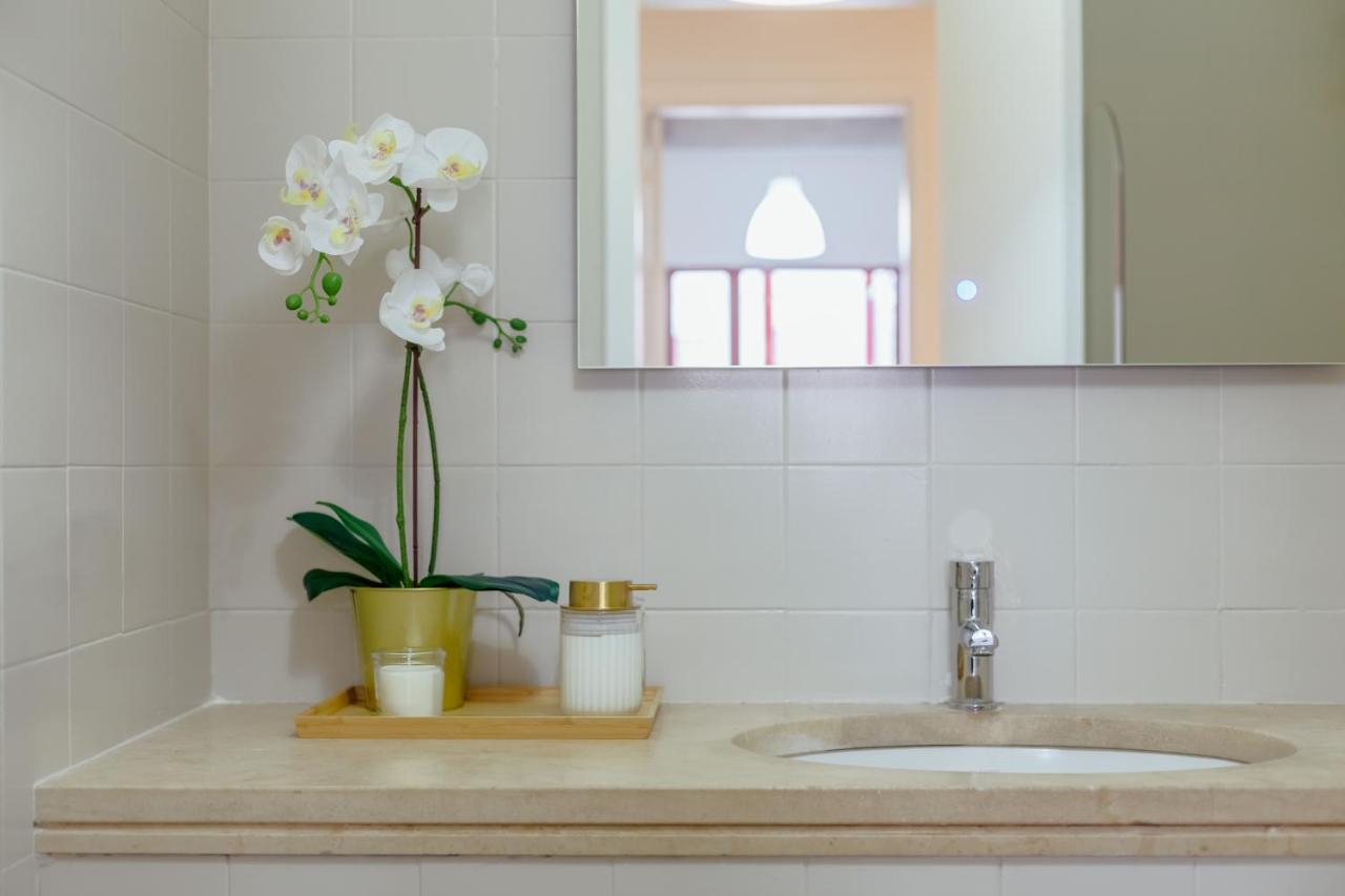 Elegant 3 Bedroom - Centre - Garage - Metro Apartment Lisbon