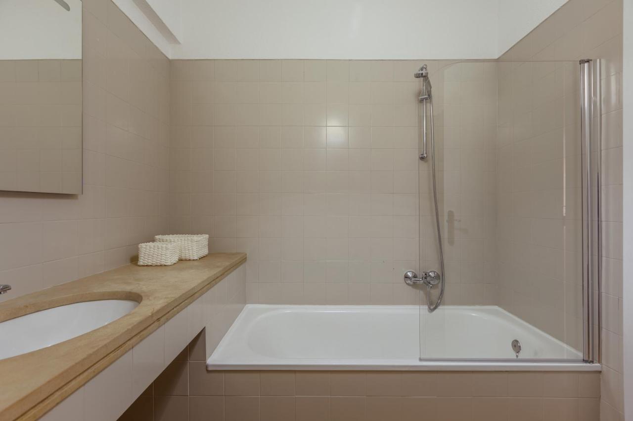 Elegant 3 Bedroom - Centre - Garage - Metro Apartment Lisbon