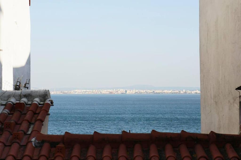 Two Bedroom In Historic Location! Close To The River Apartment Lisbon