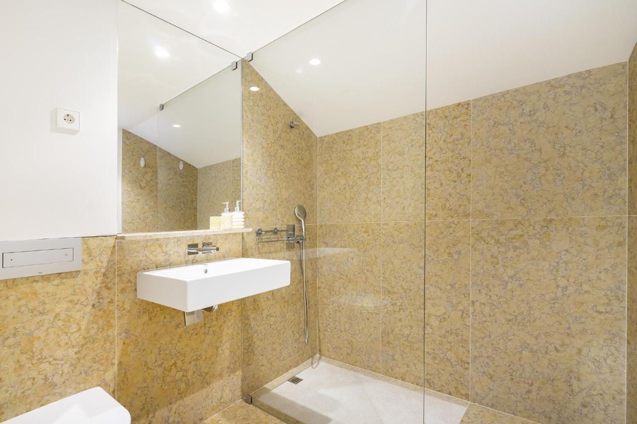 Whome View Penthouse Luxurious Living In With Ac & Elevator *