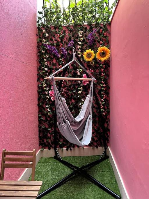 Apartamento Artistic Digital Getaway - Patio & Great Location! *