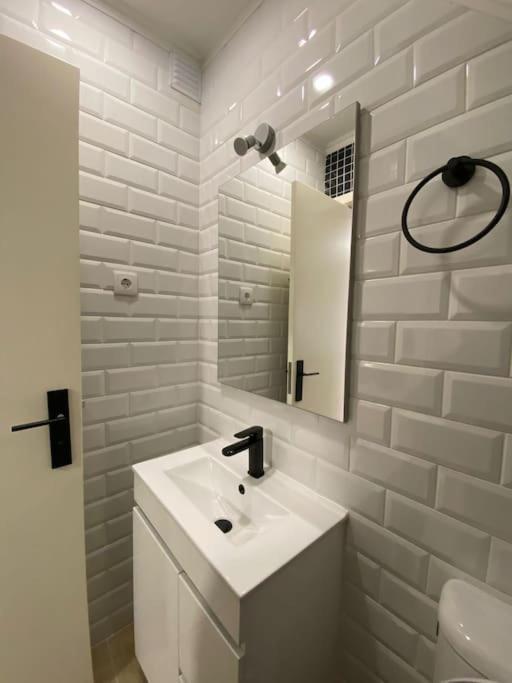 Apartamento Artistic Digital Getaway - Patio & Great Location! *