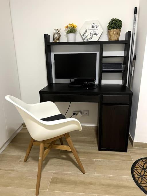 Artistic Digital Getaway - Patio & Great Location! Lisboa