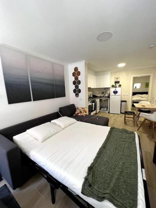 Artistic Digital Getaway - Patio & Great Location! Apartamento