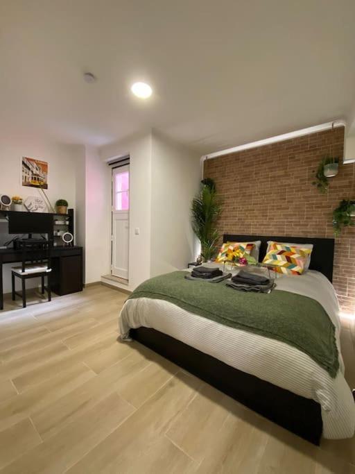 Artistic Digital Getaway - Patio & Great Location! Apartamento Lisboa