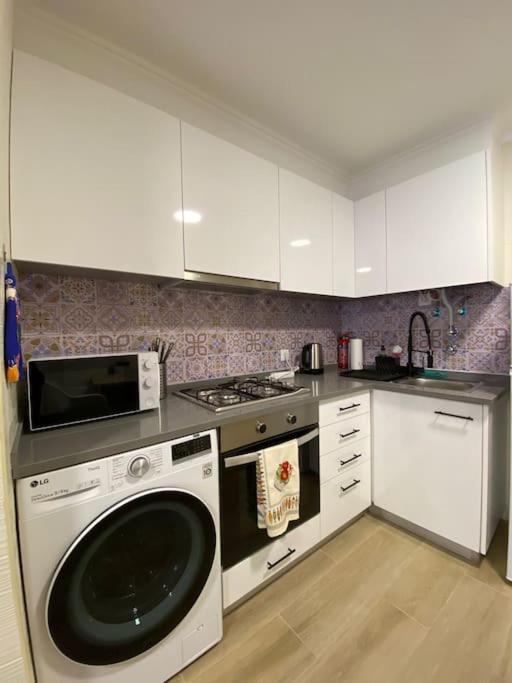 Artistic Digital Getaway - Patio & Great Location! Lisboa