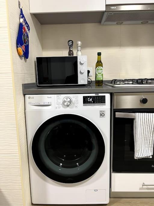 Apartamento Artistic Digital Getaway - Patio & Great Location! *