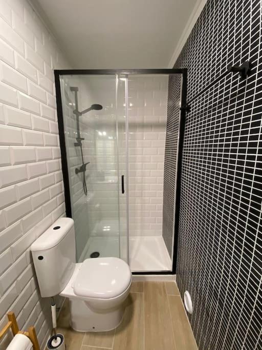 Apartamento Artistic Digital Getaway - Patio & Great Location! *