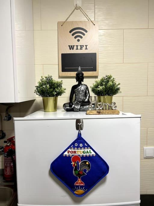Apartamento Artistic Digital Getaway - Patio & Great Location! *