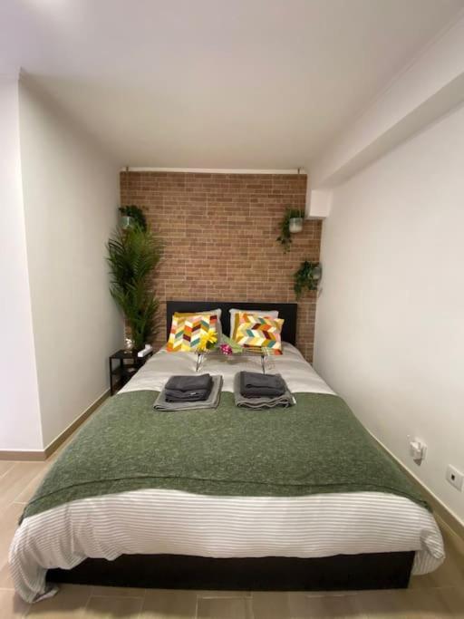 Artistic Digital Getaway - Patio & Great Location! Apartamento *