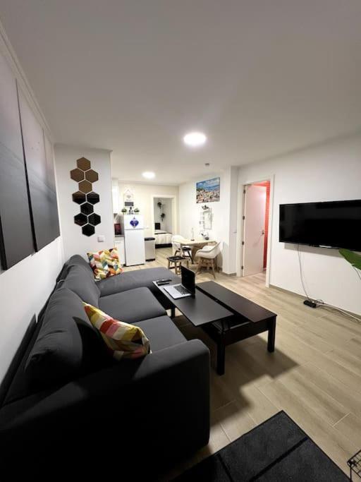 Apartamento Artistic Digital Getaway - Patio & Great Location! *