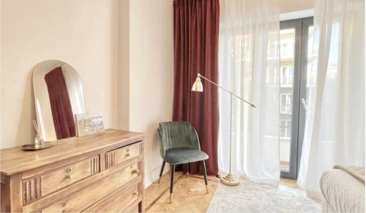 Apartment Valmor Avenue Vintage Chiq By Homeful