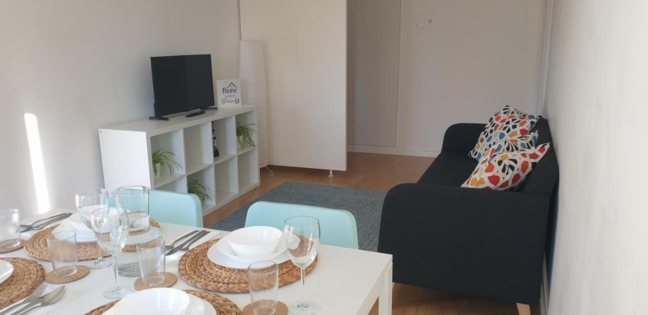 5min Walk From Subway Station & Free Parking Apartment *