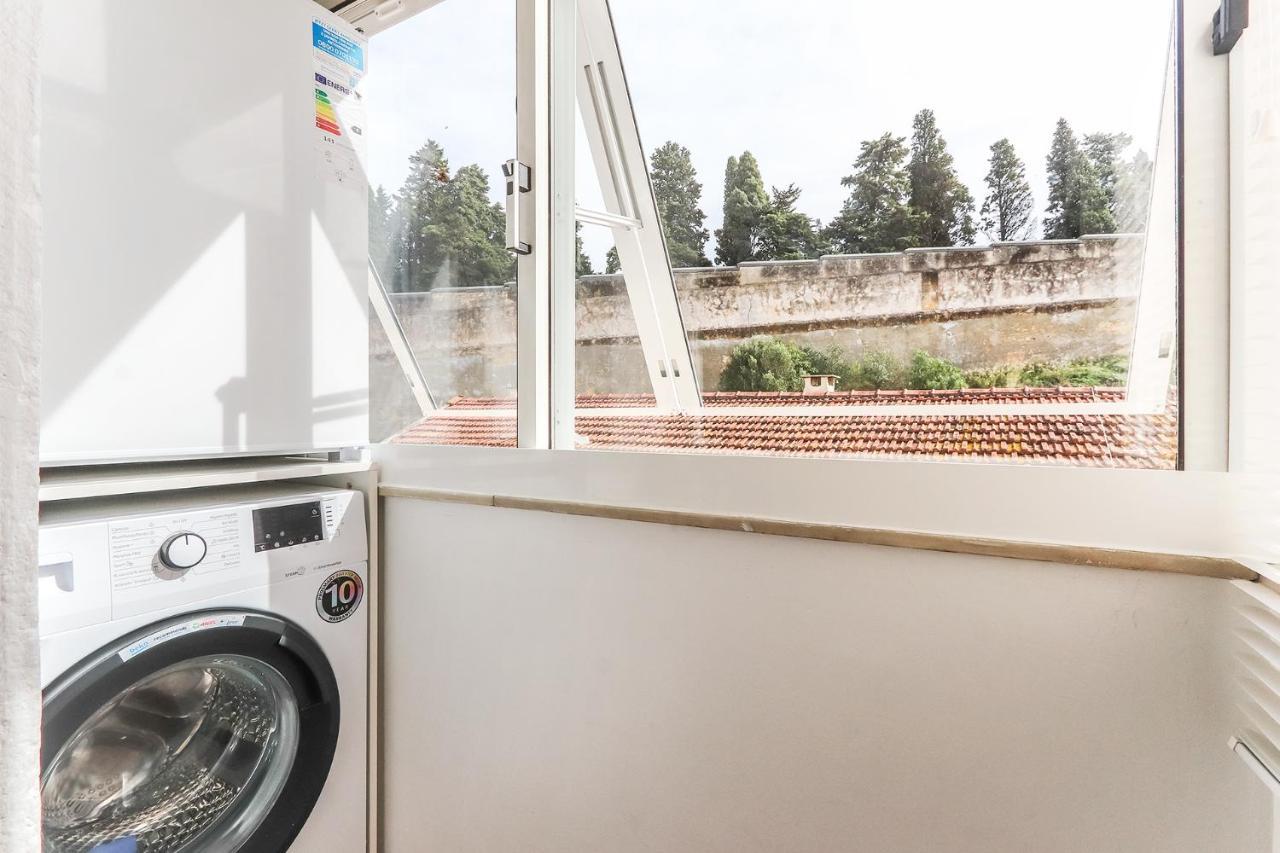 Portucale ! Stylish Campo Ourique Apartment Lisbon