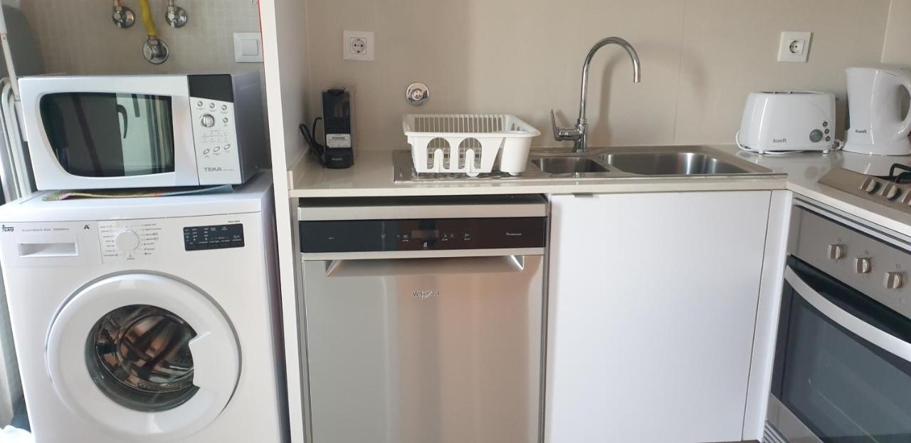 5min Walk From Subway Station & Free Parking Apartment *