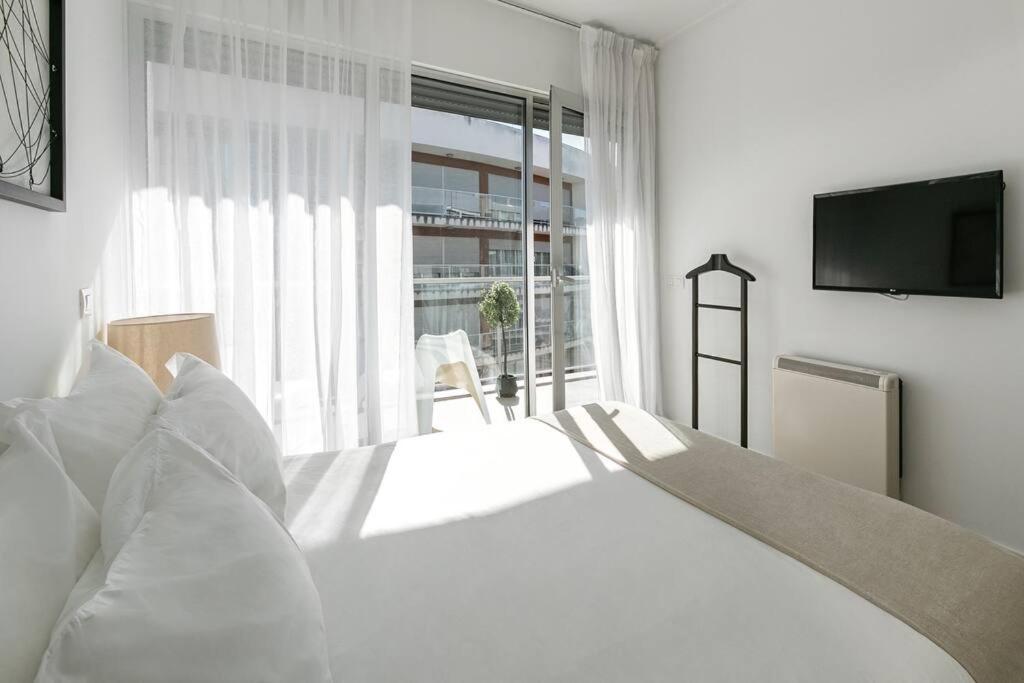 Metro & Pool Apartment *