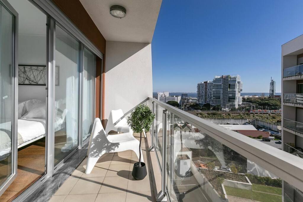 Metro & Pool Apartment Lisbon