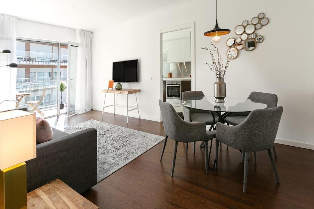 Metro & Pool Apartment *