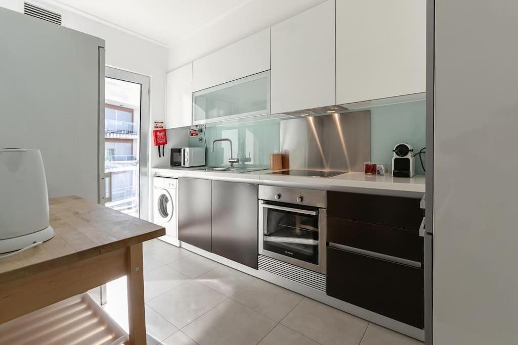 Metro & Pool Apartment *