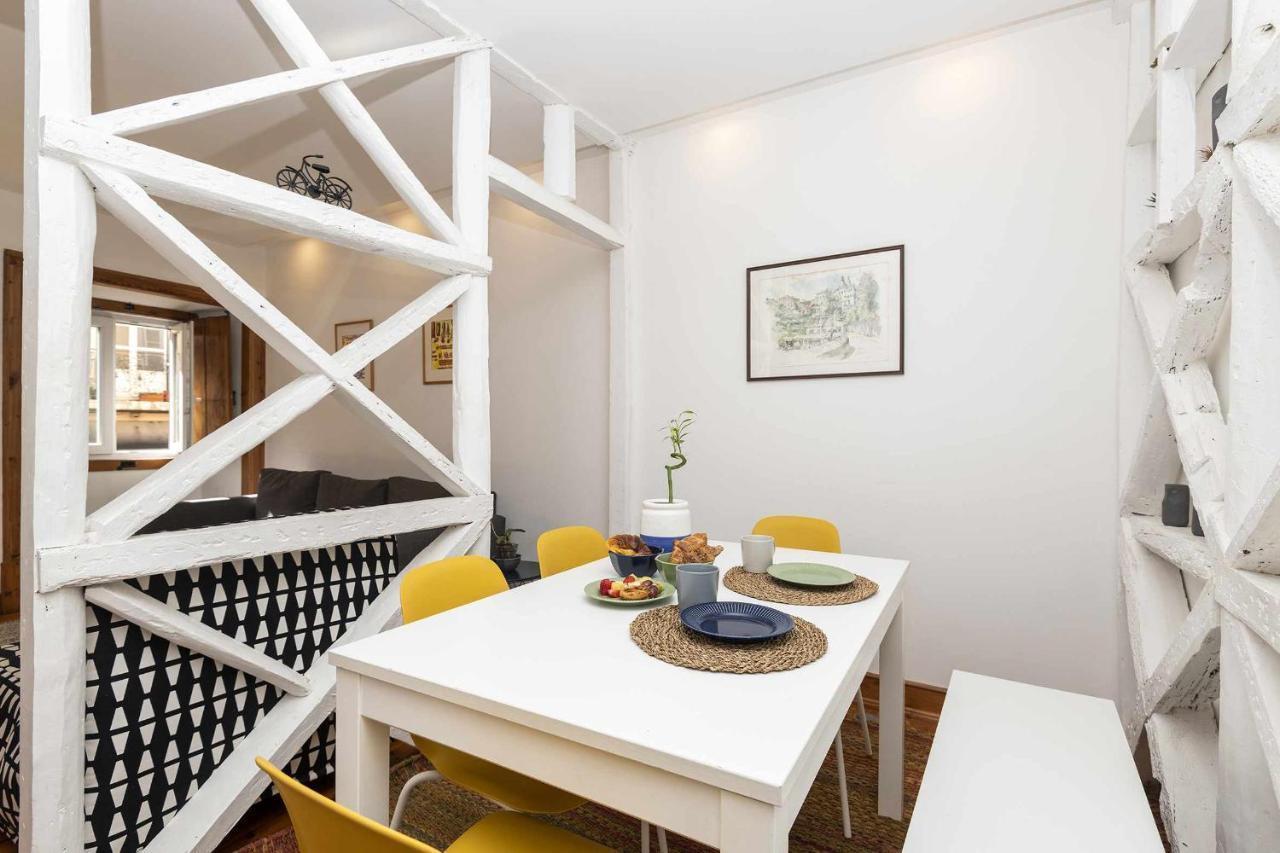 Typical Portuguese In Sao Bento Apartment