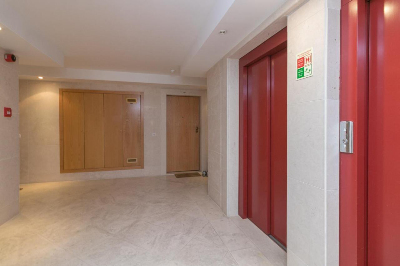 Apartment Premium Flat In Upscale Area, Balcony, Parking