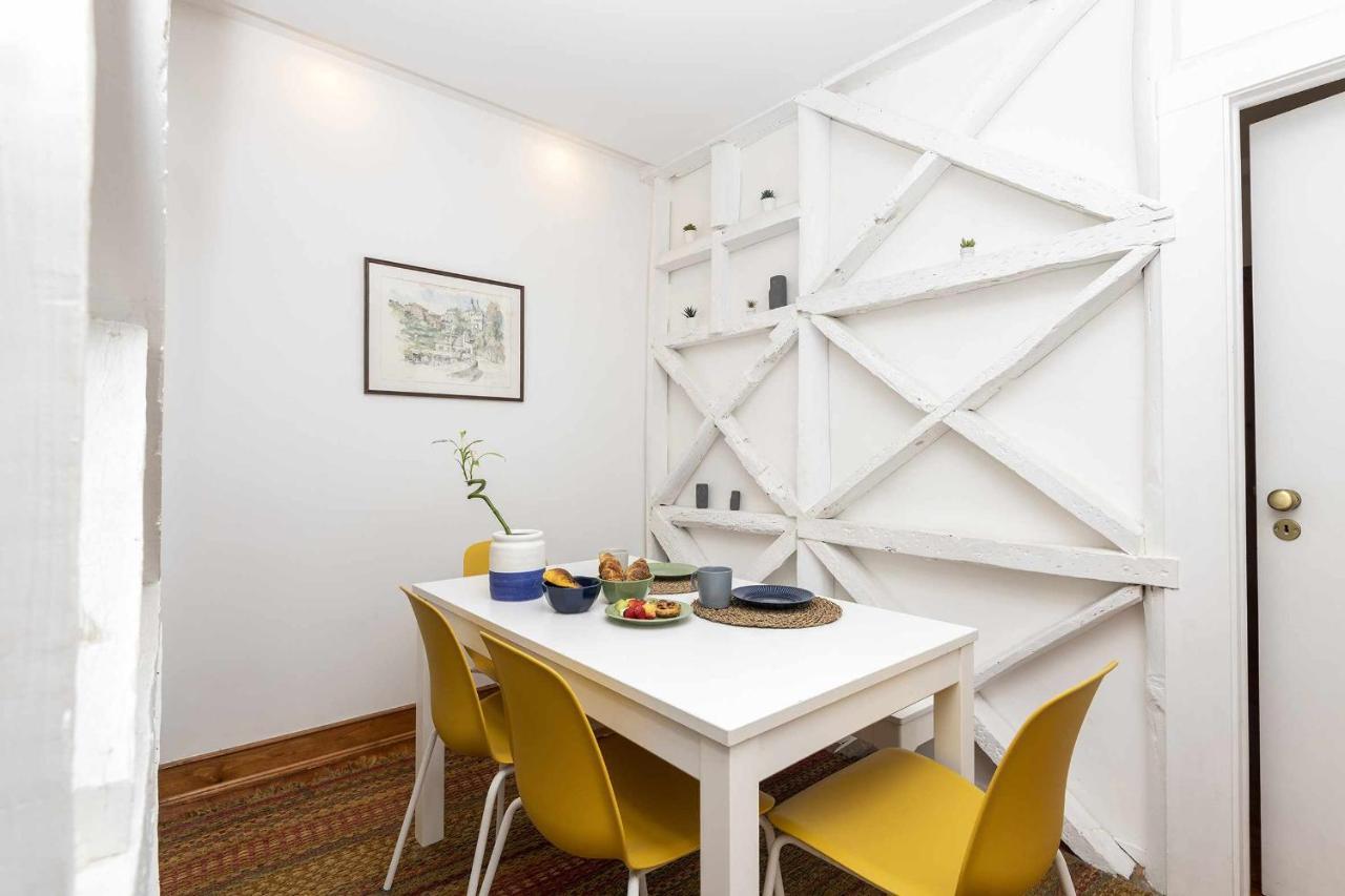 Typical Portuguese In Sao Bento Apartment *