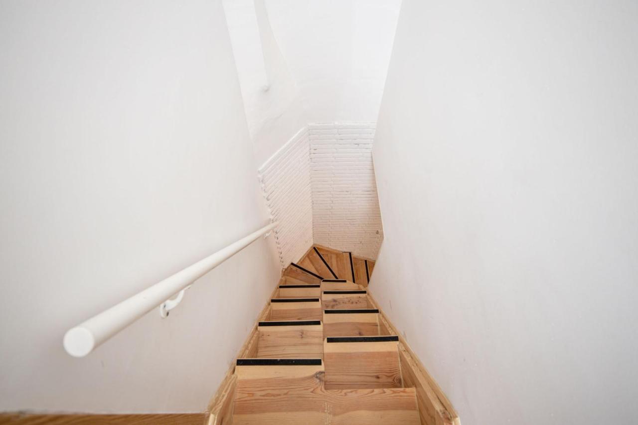 Lapa 3bdr Duplex W/ Balcony By Lovelystay *