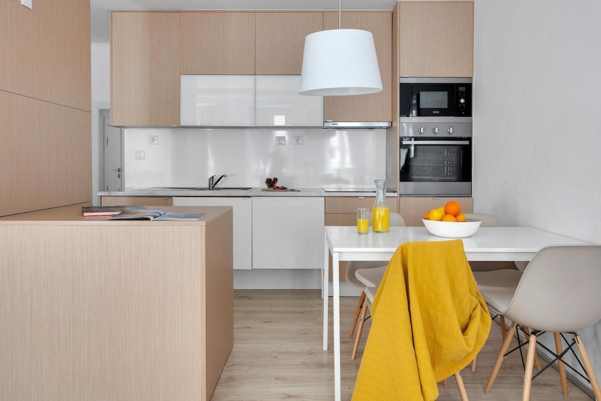 Apartment Modern 2 Bedroom In Estrela With Outside Terrace! Amazing For Families, Couples, Friends