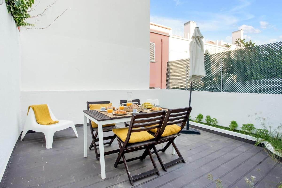 Apartment Modern 2 Bedroom In Estrela With Outside Terrace! Amazing For Families, Couples, Friends Lisbon