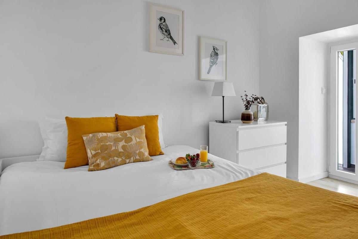 Apartment Modern 2 Bedroom In Estrela With Outside Terrace! Amazing For Families, Couples, Friends *