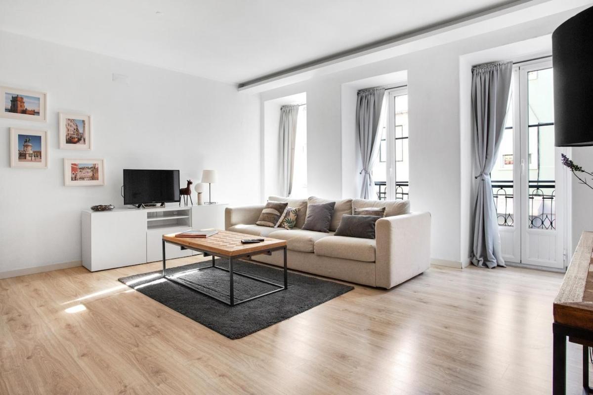 Modern 2 Bedroom In Estrela With Outside Terrace! Amazing For Families, Couples, Friends Lisbon