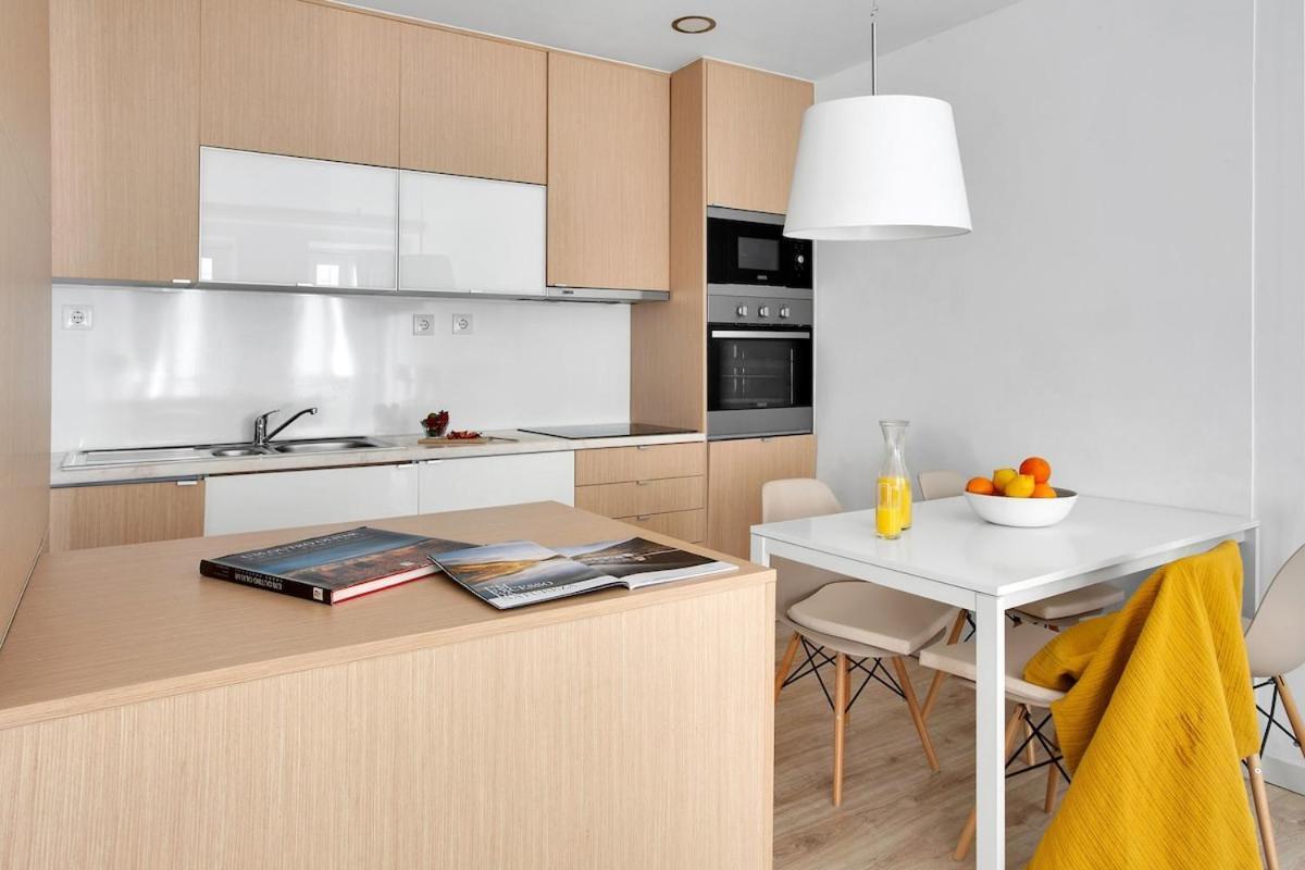 Modern 2 Bedroom In Estrela With Outside Terrace! Amazing For Families, Couples, Friends *