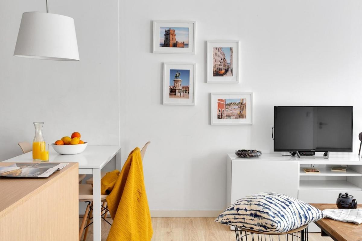Modern 2 Bedroom In Estrela With Outside Terrace! Amazing For Families, Couples, Friends Apartment *