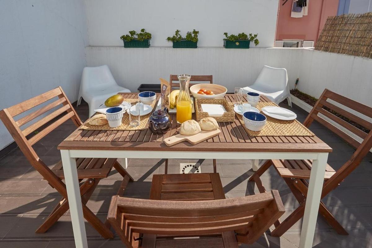 Apartment Modern 2 Bedroom In Estrela With Outside Terrace! Amazing For Families, Couples, Friends