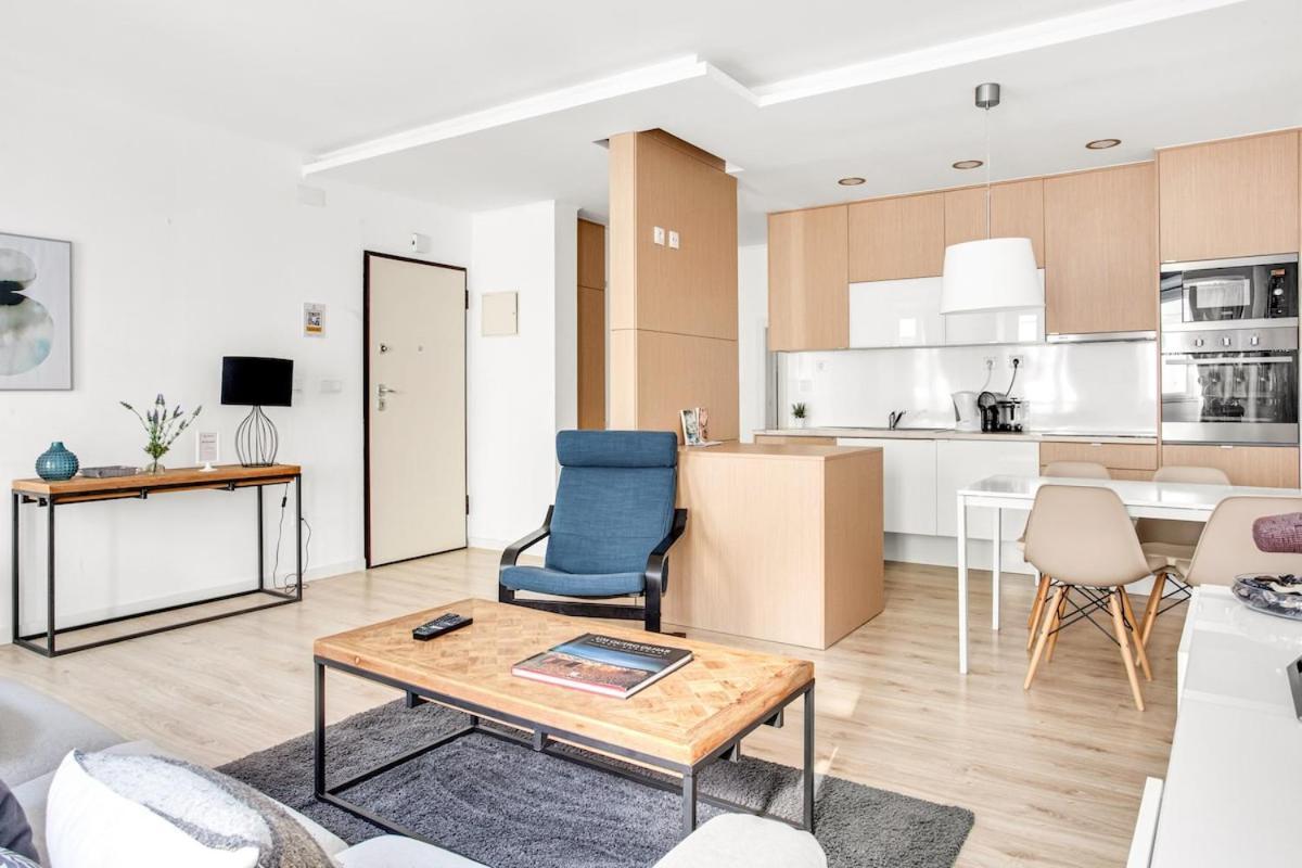 Modern 2 Bedroom In Estrela With Outside Terrace! Amazing For Families, Couples, Friends *
