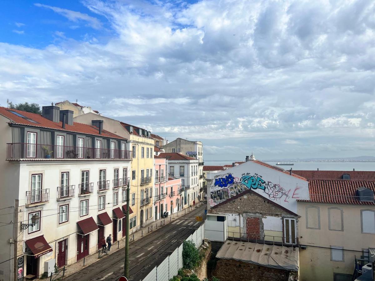 Discover Lisbons History - Stylish In Alfama Apartment *