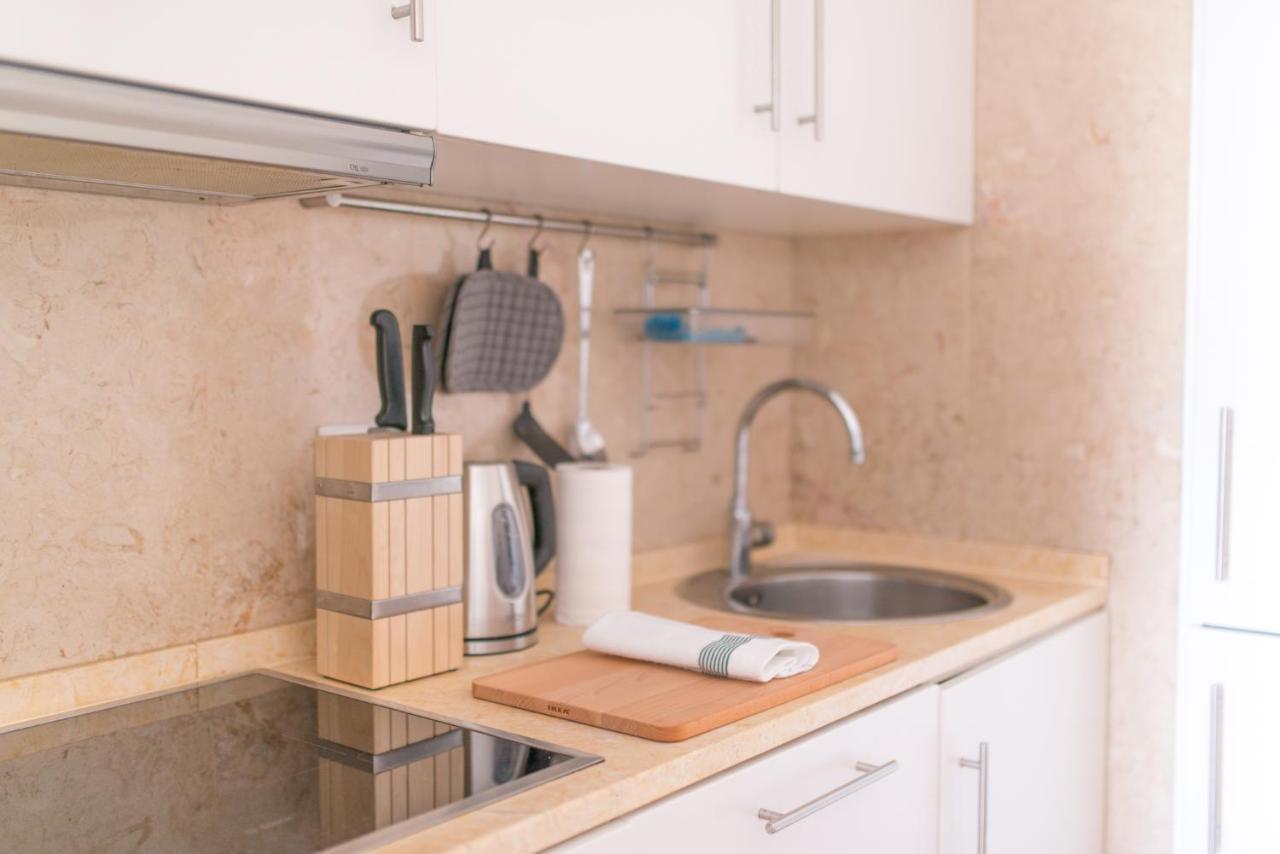 Charming, Sun-drenched In Estrela Apartment Lisbon