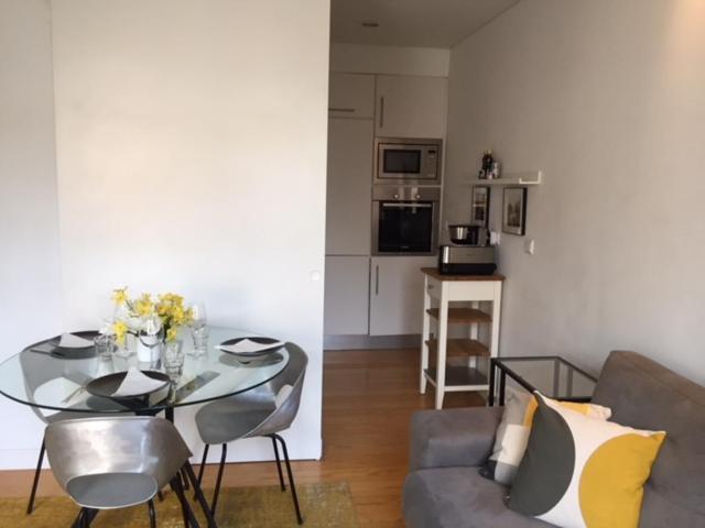 Charming, Sun-drenched In Estrela Apartment Lisbon