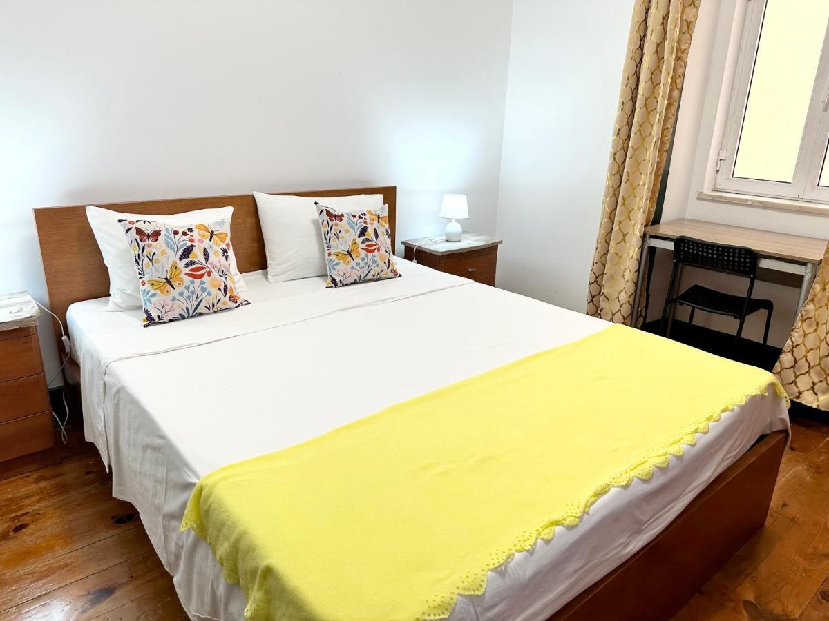 Homestay Sublime Yellow Bedroom Lisbon
