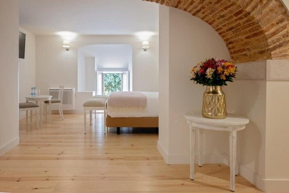 York House 4*