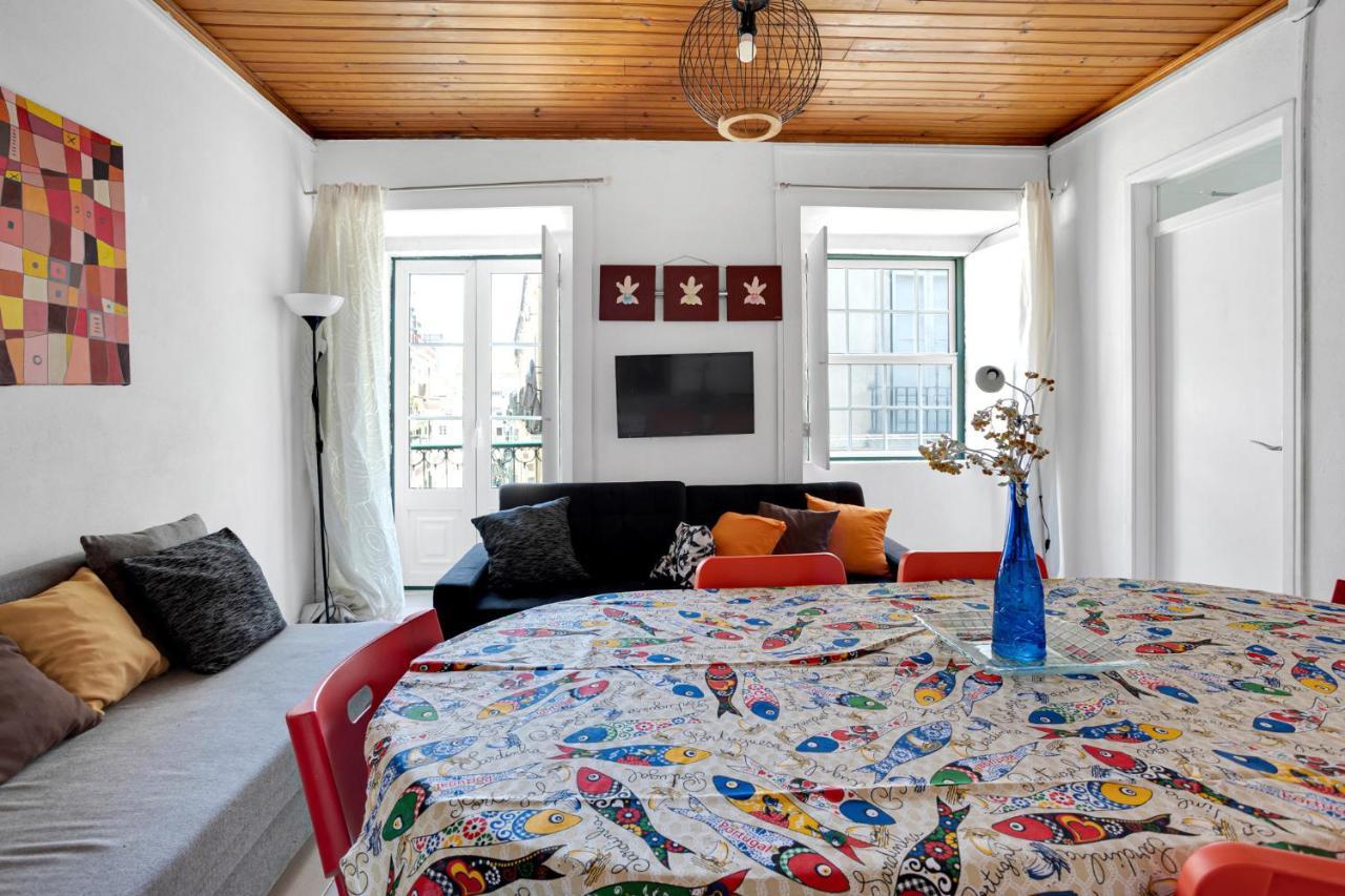 Group-friendly In The Heart Of Bairro Alto Apartment *